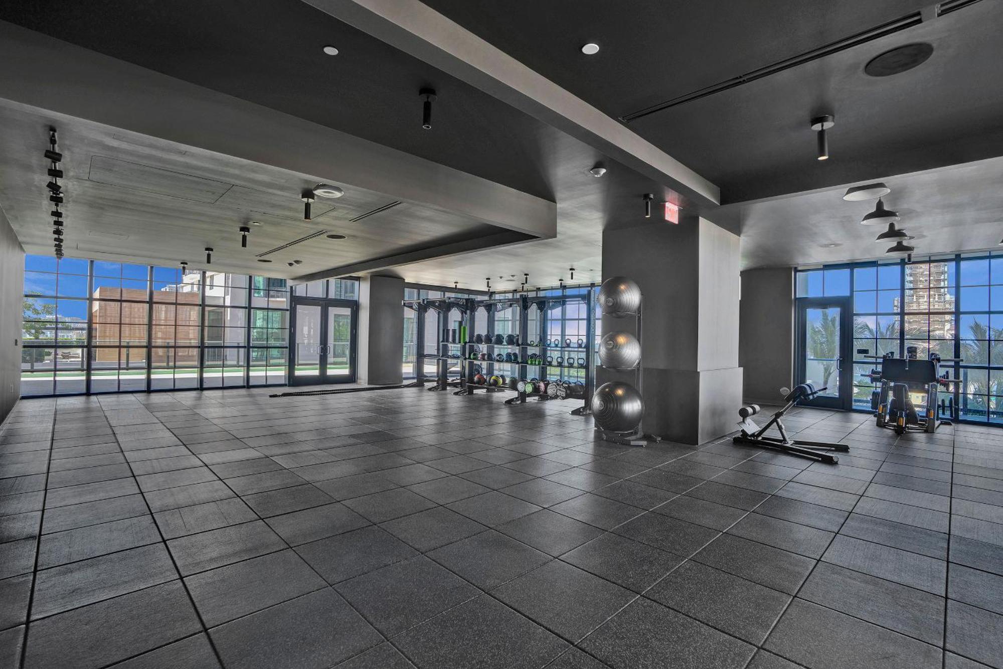 New 2-bdrm Downtown With Bay Vista Apartment *